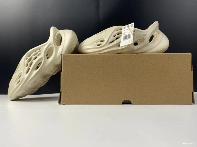 FY4567 Sand RNNR Adidas Foam Yeezy 1114